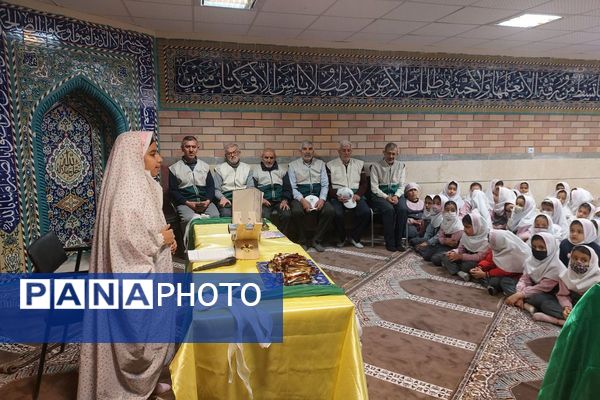 استقبال پرشور دانش‌آموزان دبستان صدیقه کبری(س)از خادمان رضوی در "چهارشنبه‌های امام رضایی"