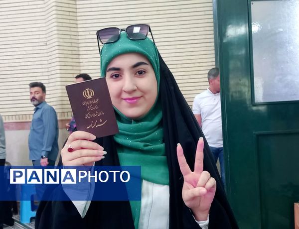 حضور مسئولان و مردم انقلابی شهرستان ملارد در پای صندوق‌های رأی