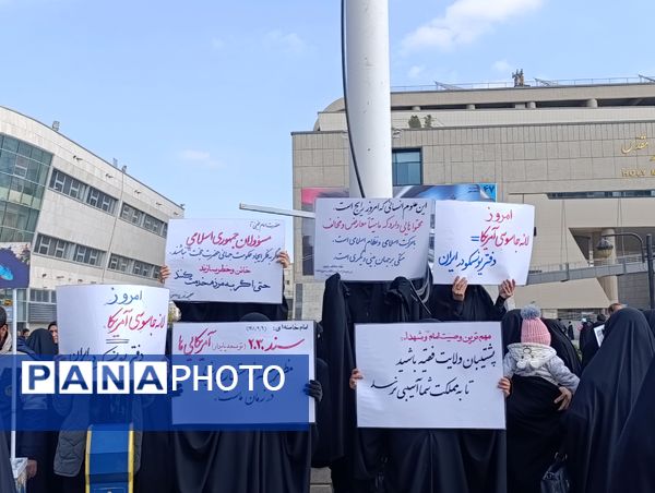 راهپیمایی روز دانش آموز و مبارزه با استکبار در مشهد 