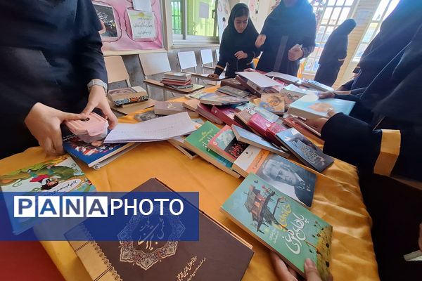 نمایشگاه کوچک کتاب در دبیرستان پویش
