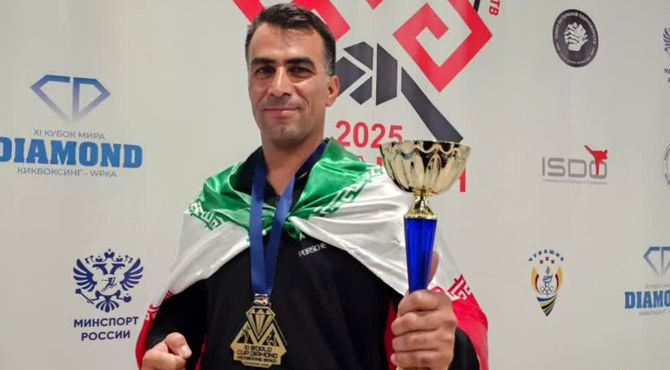 دانش‌آموزان به استقبال قهرمان جهانی کیک‌بوکسینگ، حمیدرضا براتی رفتند