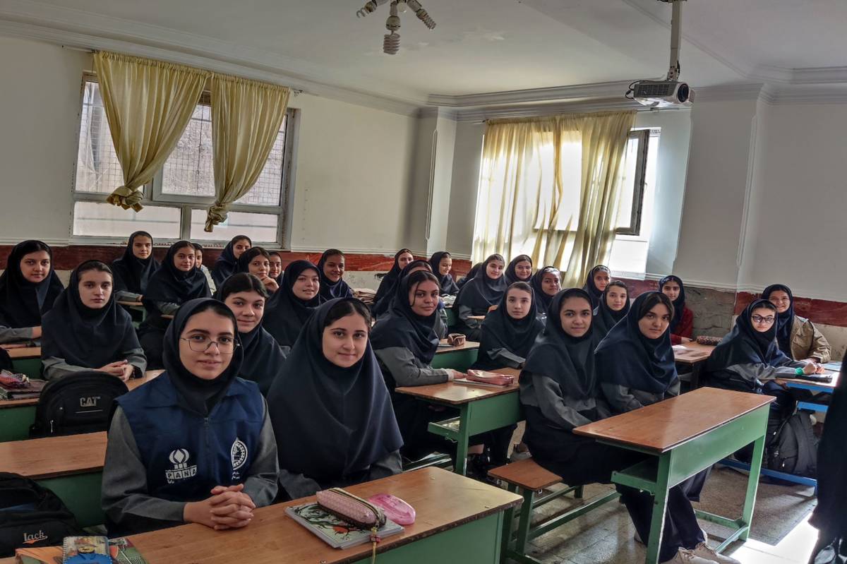 عکس یادگاریکلاس۸/۲پایهنهم آموزشگاهشهدایمعلم۲