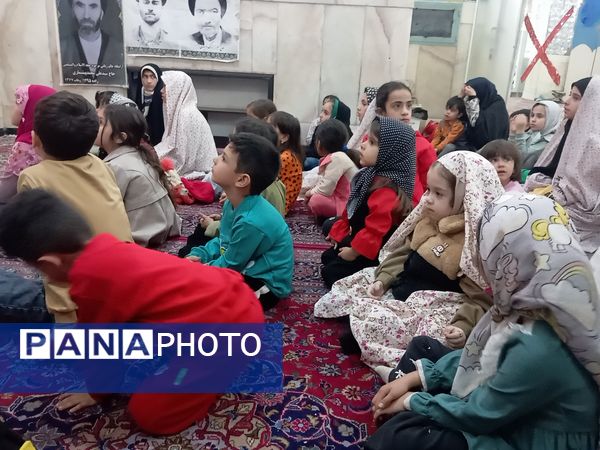 اجرای برنامه هایی زیبا و شاد برای کودکان در شهرستان کاشمر 