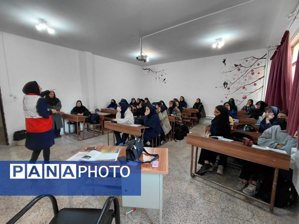 دوره‌های آموزشی مقابله با زلزله در دبیرستان علی افشارنژاد