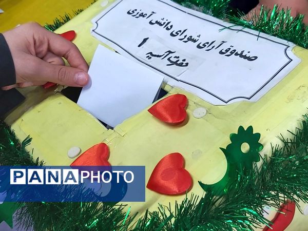 جلوه‌هایی از انتخابات شورای دانش‌آموزی در مدرسه حضرت آسیه(س) قم