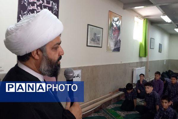 برپایی نماز جماعت مدارس کهریزک با حضور امام جمعه منطقه 