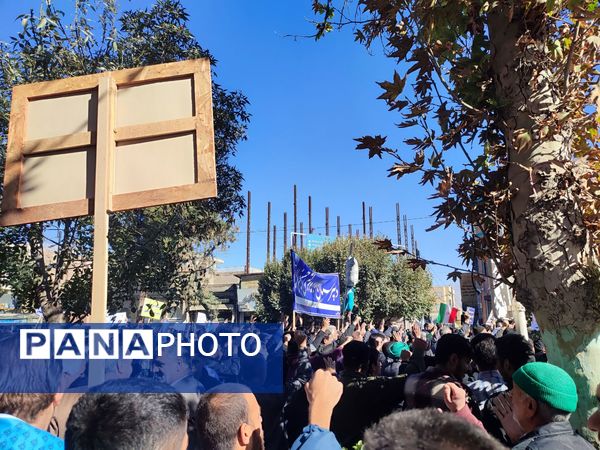 حضور پر شور دانش آموزان نیشابوری در راهپیمایی ١٣ آبان