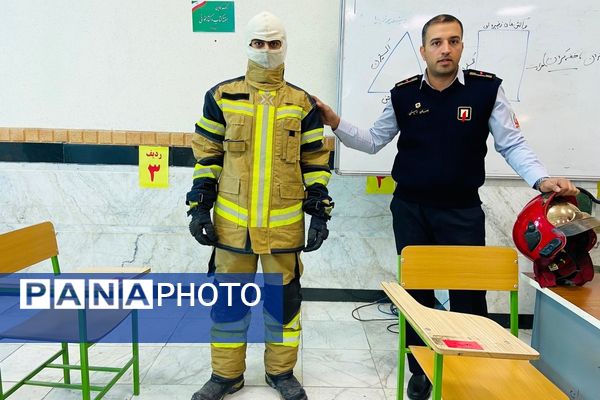  آماده‌سازی مانور زلزله با آموزش آتش‌نشان‌ها در مدرسه نمونه‌دولتی شهید مطهری رباط‌کریم