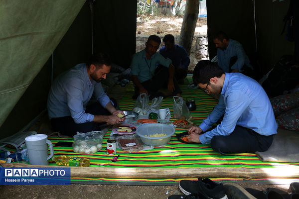 پخت غذا توسط پیشتازان در یازدهمین اردوی ملی اعضا و مربیان تشکیلات پیشتازان پسر کشور