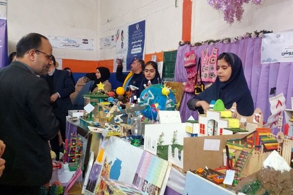 نمایشگاه هفته پژوهش در دبیرستان احمدی روشن شهرستان فردیس