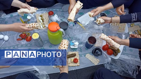 محفل قرآنی همراه با صبحانه سالم در دبیرستان فرزانگان ۲