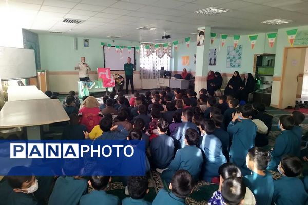  آیین پرچم‌گردانی به یاد امام حسین(ع) در مدارس فیروزکوه