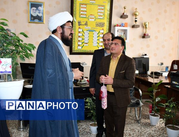 حضور امام جمعه، فرماندار و مدیر آموزش پرورش مه ولات در مدارس شهرستان