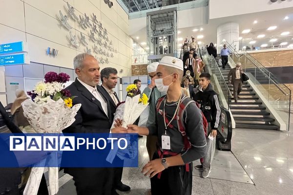 مراسم استقبال از نخستین کاروان عمره‌گزاران دانش‌آموزی با حضور مدیرکل آموزش و پرورش شهرستان‌های استان تهران