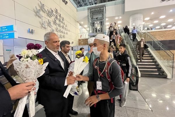 مراسم استقبال از نخستین کاروان عمره‌گزاران دانش‌آموزی با حضور مدیرکل آموزش و پرورش شهرستان‌های استان تهران