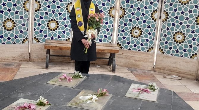 دانش‌آموزان به مزار شهدای گمنام دانشگاه آزاد راهی شدند