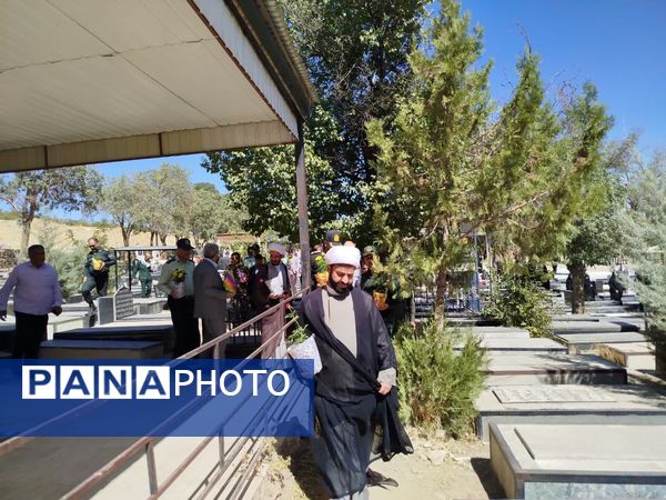 غبارروبی مزار شهدا به‌مناسبت هفته دفاع مقدس در نورآباد 