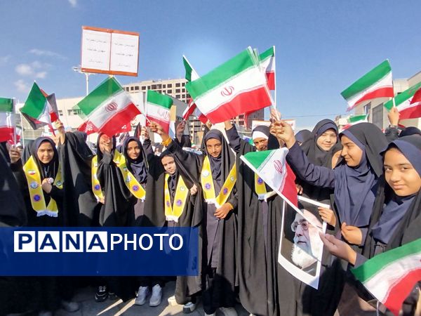 حضور پرشور دانش‌آموزان دبیرستان مهدی خدابنده در راهپیمایی ۱۳ آبان