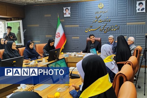 دیدار صمیمی استاندار کردستان با جمعی از دختران نخبه استان