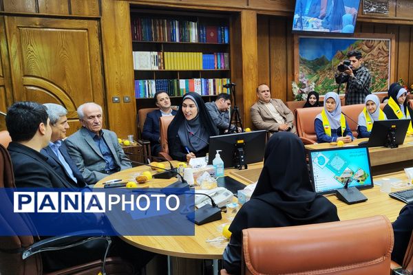 دیدار صمیمی استاندار کردستان با جمعی از دختران نخبه استان