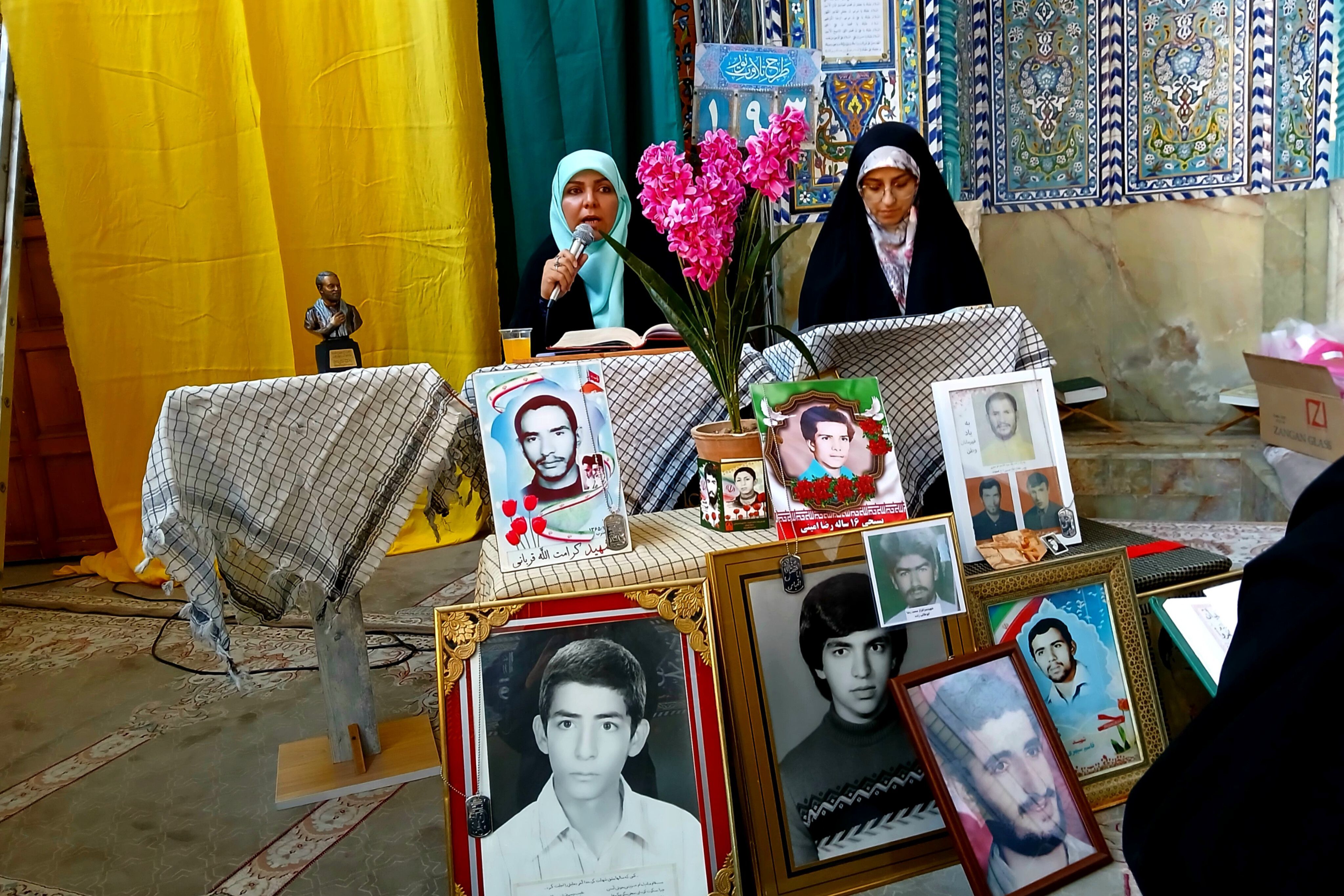 برگزاری محفل انس با قرآن و تجلیل از خانواده‌ شهدا