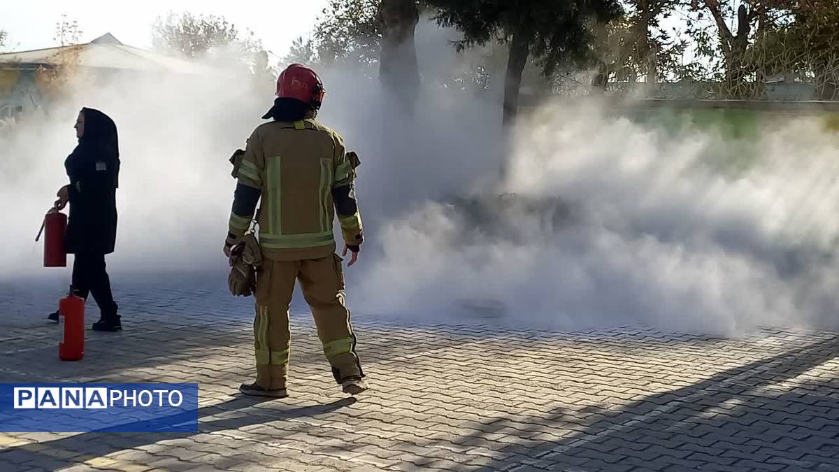حضور جمعی از آتشنشانان در مدرسه شاهد شهید حمامی ناحیه شش مشهد