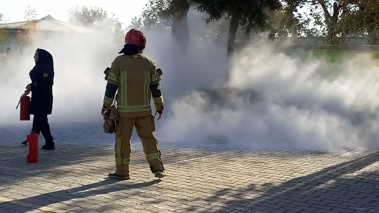 حضور جمعی از آتش‌نشانان در مدرسه شاهد شهید حمامی ناحیه شش مشهد