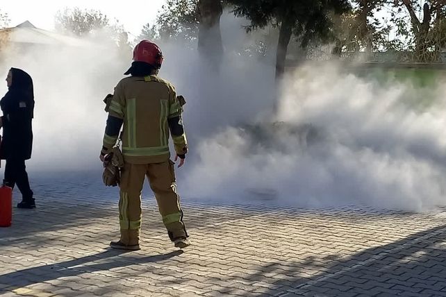حضور جمعی از آتش‌نشانان در مدرسه شاهد شهید حمامی ناحیه شش مشهد