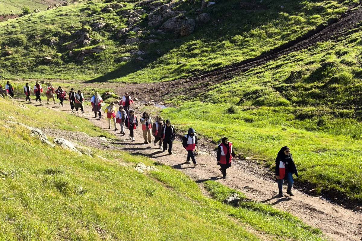 کوه‌های مرتفع کردستان زیر پای بانوان امدادگر کردستان