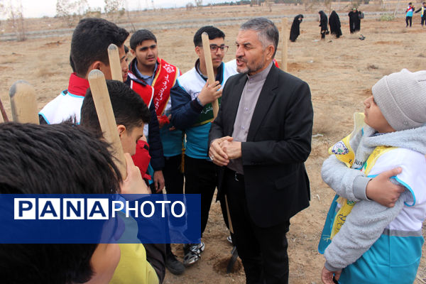 جلوه‌هایی از آیین درختکاری در اردوگاه شهدای 15 خرداد قم