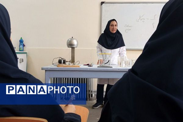 بازدید دانش آموزان دبیرستان حضرت ولیعصر (عج) ناحیه یک ری از پژوهش‌سرای رازی 