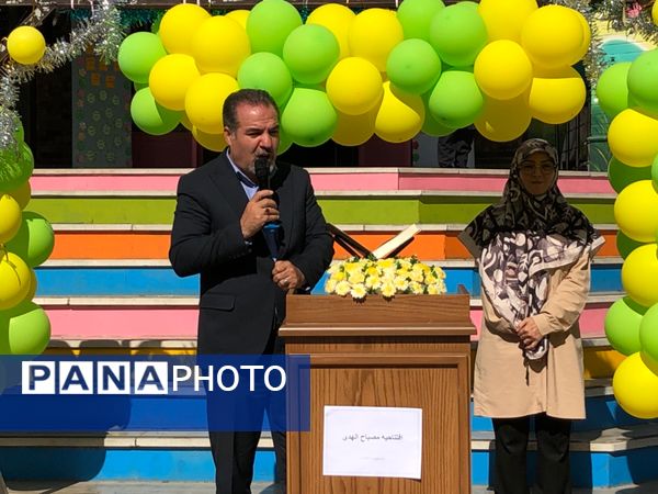 نواختن زنگ مصباح الهدی توسط مدیر آموزش و پرورش ناحیه 2 شهرری در دبستان طواف و معماریان 