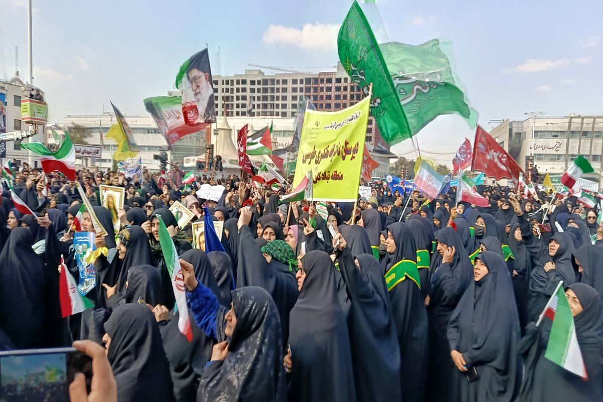 ندای «ما ایستاده‌ایم» در میدان شهدا طنین گرفت؛ پیشتازان با شال های زرد و آبی مسیر ۱۳ آبان را روایت کردند