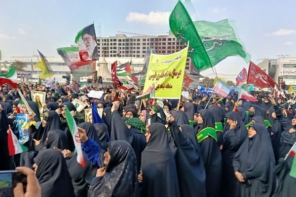 ندای «ما ایستاده‌ایم» در میدان شهدا طنین گرفت؛ پیشتازان با شال های زرد و آبی مسیر ۱۳ آبان را روایت کردند