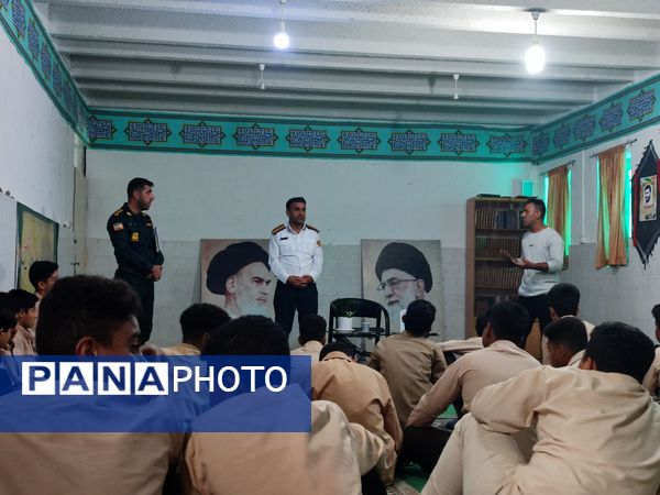 آموزش پیشگیری‌های اجتماعی در دبیرستان پسرانه جزیره بوموسی 