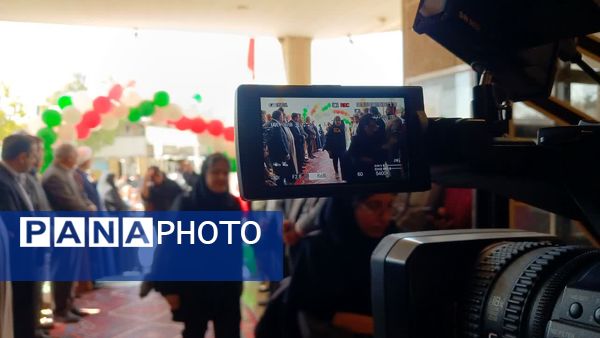 نواختن زنگ استانی مهر، ایثار و مقاومت در مدرسه نمونه دولتی ۹ دی به مناسبت آغاز سال تحصیلی و هفته دفاع مقدس
