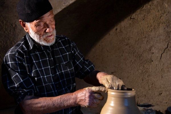 پدر سفال ایران تاریخ سفالگری لالجین را زنده نگه می‌دارد