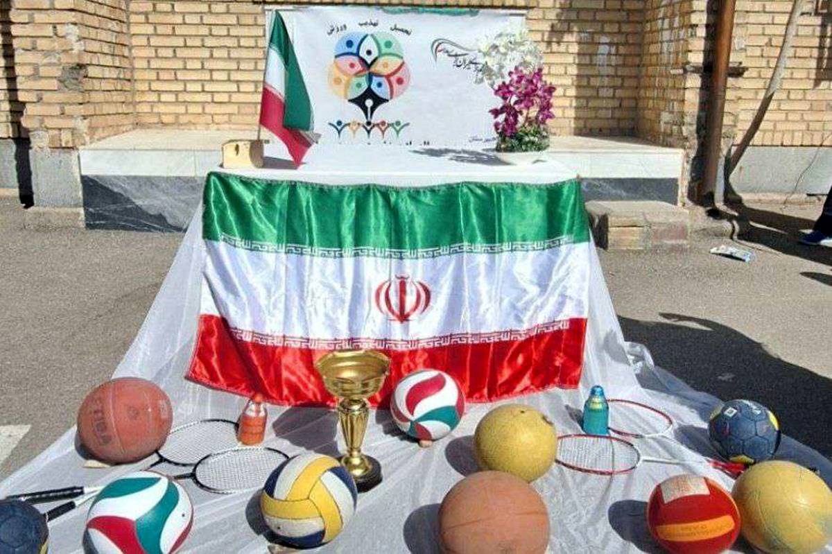 روشن شدن مشعل المپیاد درون‌مدرسه‌ای در مدرسه هاجر خرم‌آباد