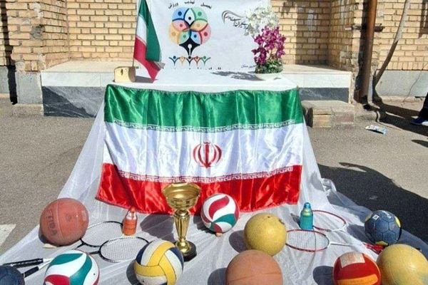 روشن شدن مشعل المپیاد درون‌مدرسه‌ای در مدرسه هاجر خرم‌آباد