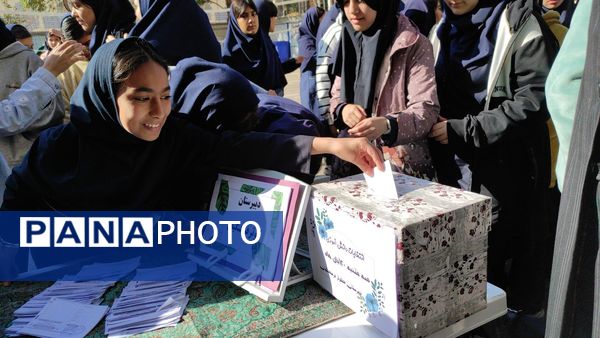 انتخابات شورای دانش آموزی در دبیرستان کوثر فرهنگیان 