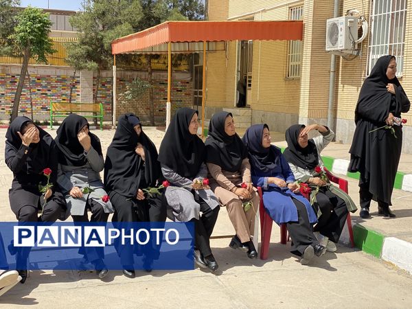 معلمان، مشعل‌داران راه آگاهی در آیینه‌ مهر و خرد