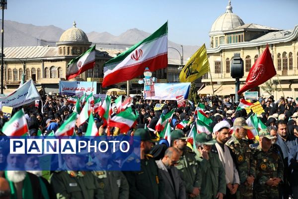 دانش آموزان و مسئولین در کنار یکدیگر، روز دانش‌آموز را رقم زدند