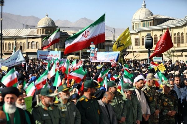 دانش آموزان و مسئولین در کنار یکدیگر، روز دانش‌آموز را رقم زدند