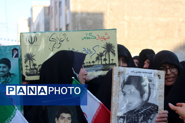 جلوه‌هایی از حضور نوجوانان در مراسم تشییع و خاکسپاری شهدای گمنام