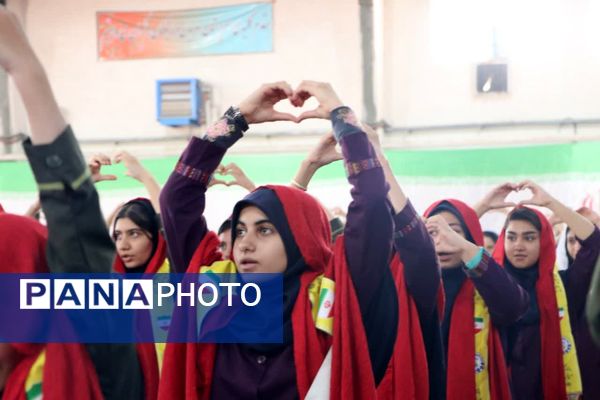 ثبت اثر انگشت هزار دانش‌آموز یزدی پای پرچم ایران