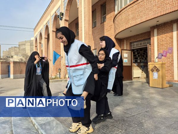 مانور سراسری زلزله در دبیرستان اعطایی ناحیه ۳ مشهد
