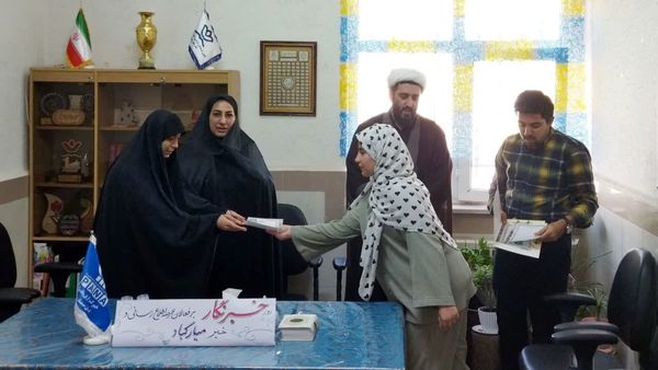تجلیل معاون پرورشی و تربیت‌بدنی آموزش و پرورش شهرستان سمنان از خبرنگاران فعال پانا