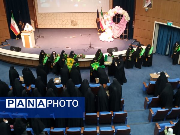 حضور دانش‌آموزان دبیرستان میعاد قم در همایش مرکز مدیریت حوزه علمیه خواهران به مناسبت دهه کرامت