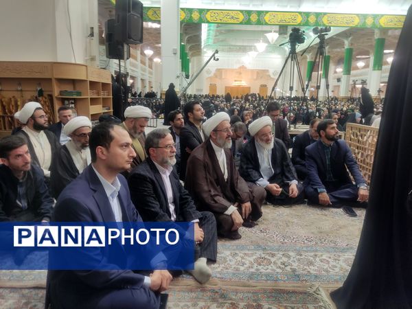 اجتماع دختران دانشجو در حرم مطهر حضرت معصومه (س) به مناسبت روز دختر  