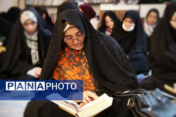 مراسم قرائت دعای ام داوود در امامزاده سید عباس بن موسی (ع) در بجنورد 